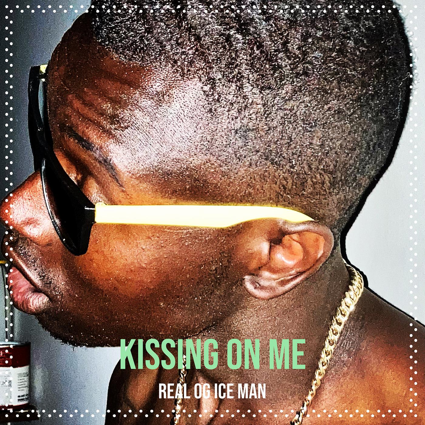 Постер альбома Kissing on Me