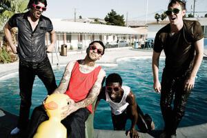 Gym class heroes levine. Gym class Heroes. Class of Heroes. ГУМ класс Хероес. Shellshock Gym class Heroes саундтрек.