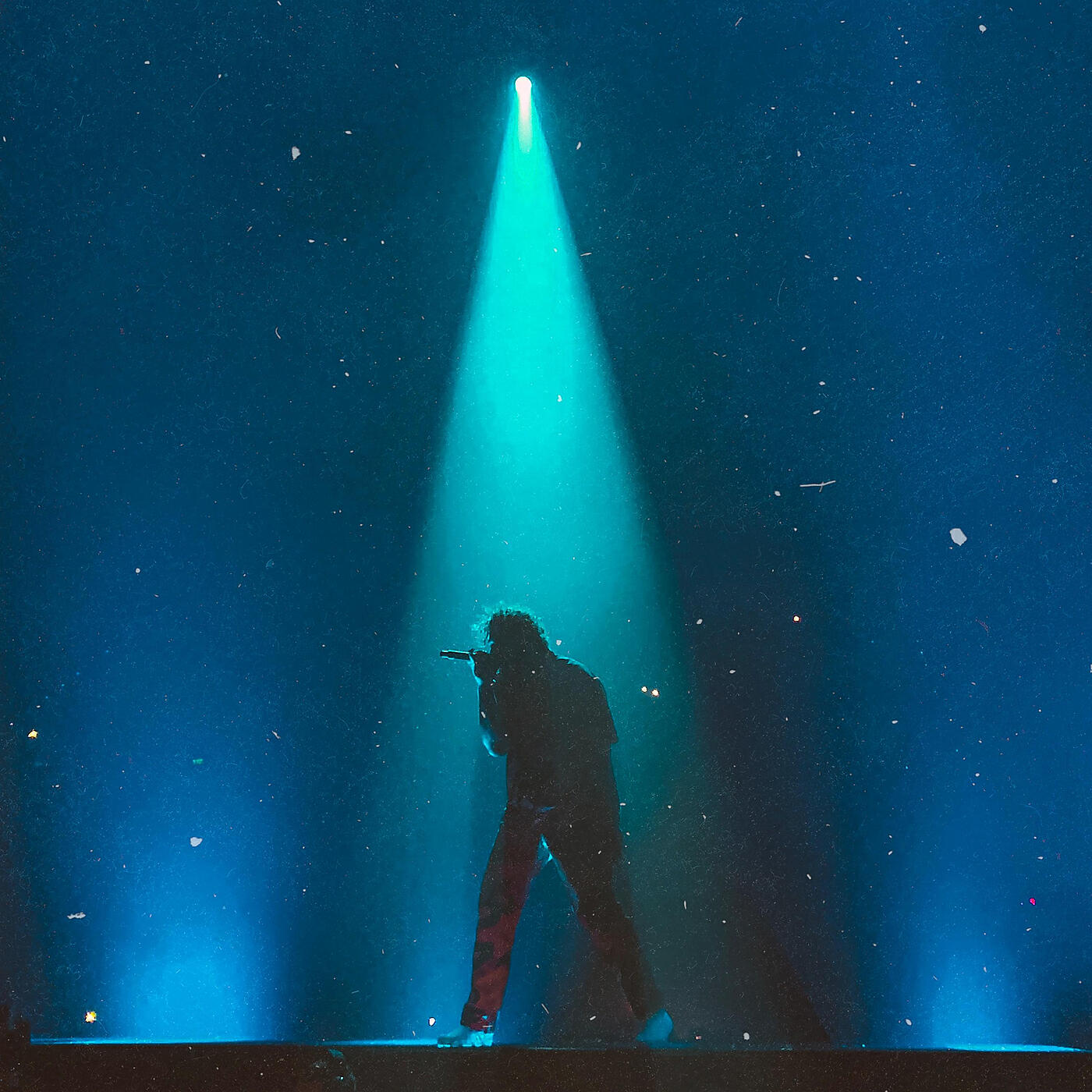 Луна картинки. Человек светит фонариком. Затмение. Луна на небе зажигает прожектор планеты танцуют в стиле электро видео. Фонарик светит.