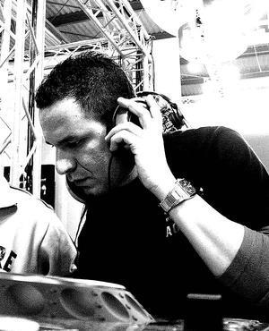 Alex and the music. Finya - музыка играет громко. Alex аватарка. диджей алекс лиски. летучий певец песни.