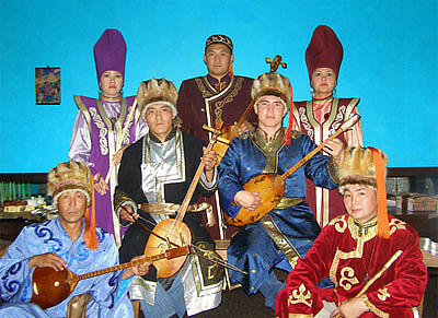 Алтайцы группа. Шорцы алтайцы телеуты. Кумандинцы алтая национальный костюм. Алтайцы группа. Шорцы телеуты кумандинцы.