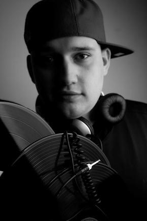 одежда с музыкальным принтом. диджей круг. диджей круг. викторов василий диджей. диджей круг.